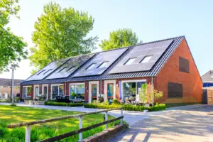 Modernes Einfamilienhaus mit Photovoltaikmodulen auf dem Dach