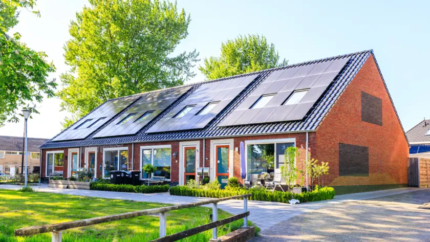 Modernes Einfamilienhaus mit Photovoltaikmodulen auf dem Dach