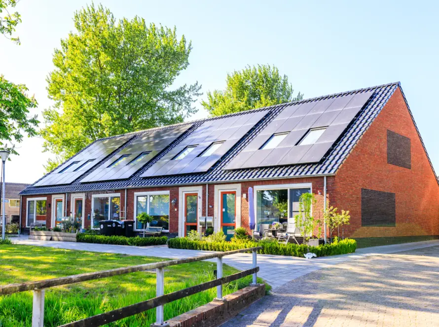 Modernes Einfamilienhaus mit Photovoltaikmodulen auf dem Dach