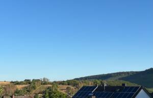 Photovoltaikanlage auf einem Hausdach im Burgenland