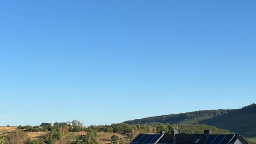 Photovoltaikanlage auf einem Hausdach im Burgenland