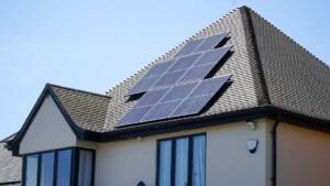 Photovoltaikanlage auf einem Hausdach in Wien
