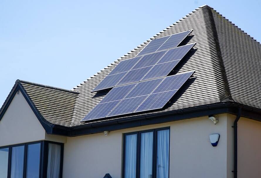Photovoltaikanlage auf einem Hausdach in Wien